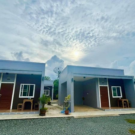 แหลมงอบเฮาส์ Laemngob House Laem Ngop Exterior foto