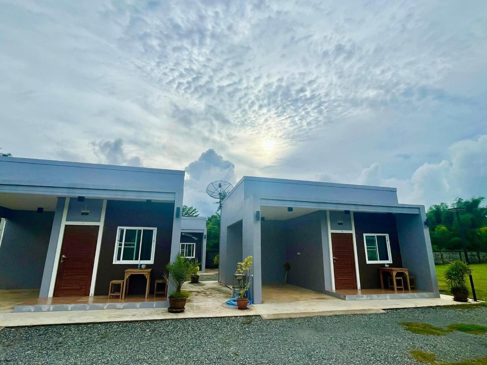 แหลมงอบเฮาส์ Laemngob House Laem Ngop Exterior foto